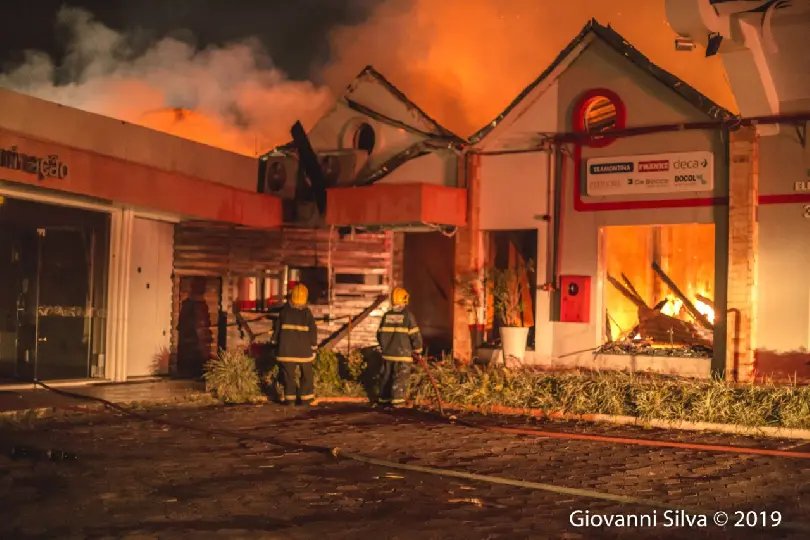 Bombeiros de Guabiruba prestam apoio no combate a um inc&ecirc;ndio em Blumenau