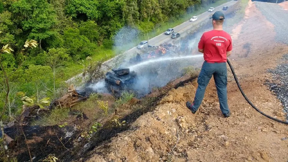 Inc&ecirc;ndio queima 4.800 m&sup2; de vegeta&ccedil;&atilde;o