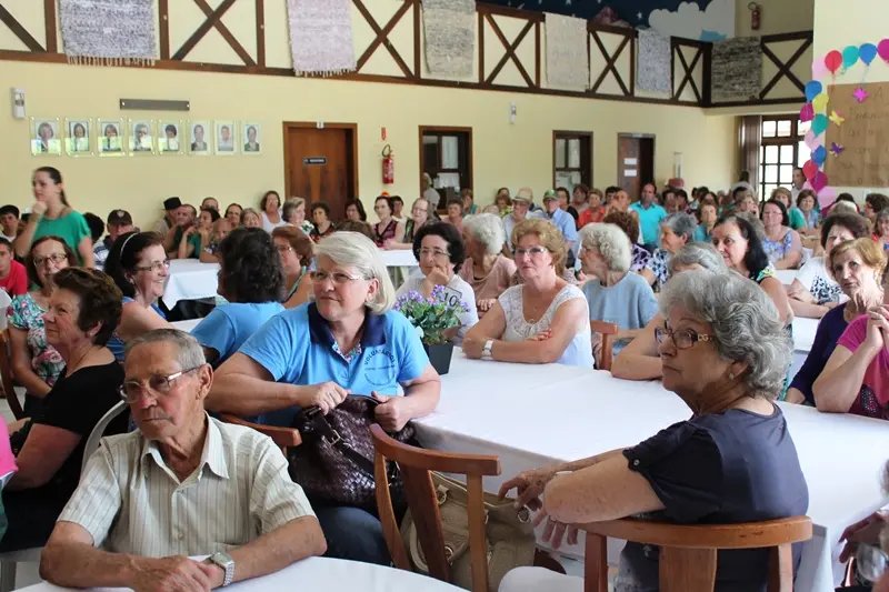 Apae sedia encontro de idosos