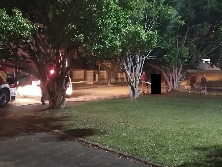Corpo de mulher &eacute; encontrado em pra&ccedil;a p&uacute;blica pendurado em uma &aacute;rvore
