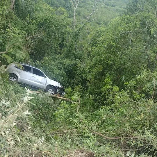 Fam&iacute;lia cai com carro em ribanceira no litoral de SC