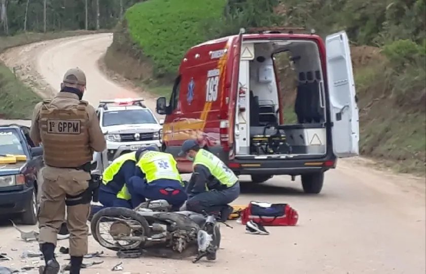 Mulher &eacute; encaminhada ao hospital ap&oacute;s acidente envolvendo carro e moto