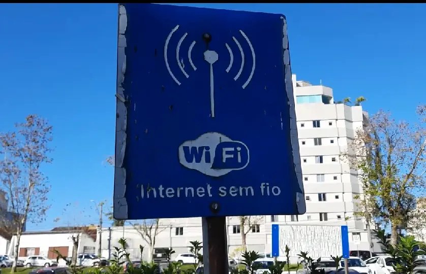 (V&Iacute;DEO) Internet nas pra&ccedil;as de Brusque n&atilde;o est&aacute; mais funcionando