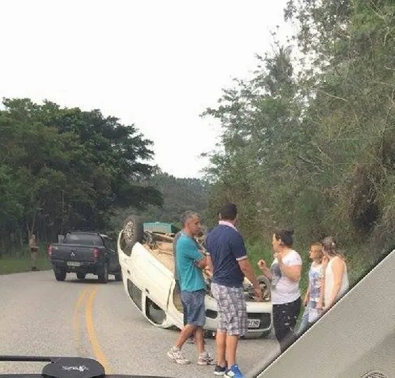 Buraco causa acidente em Rodovia