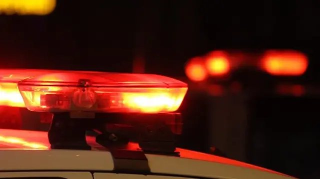 Motorista embriagado acerta muro de resid&ecirc;ncia
