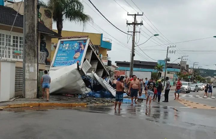 Caminh&atilde;o de bebidas tombou no munic&iacute;pio de Bombinhas 