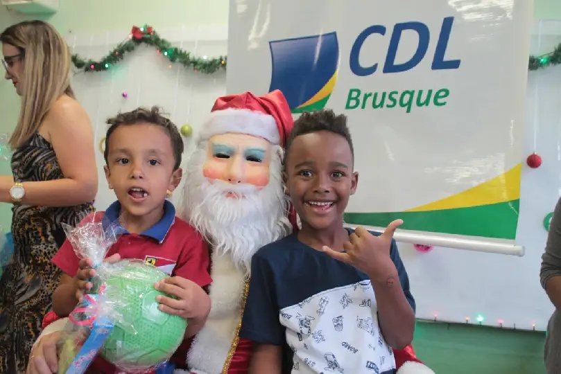 CDL Brusque distribui mais de 350 brinquedos em escola do Planalto