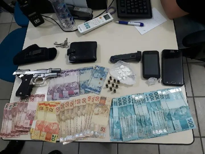 Casal é levado para a DP por porte ilegal de arma e tráfico de drogas