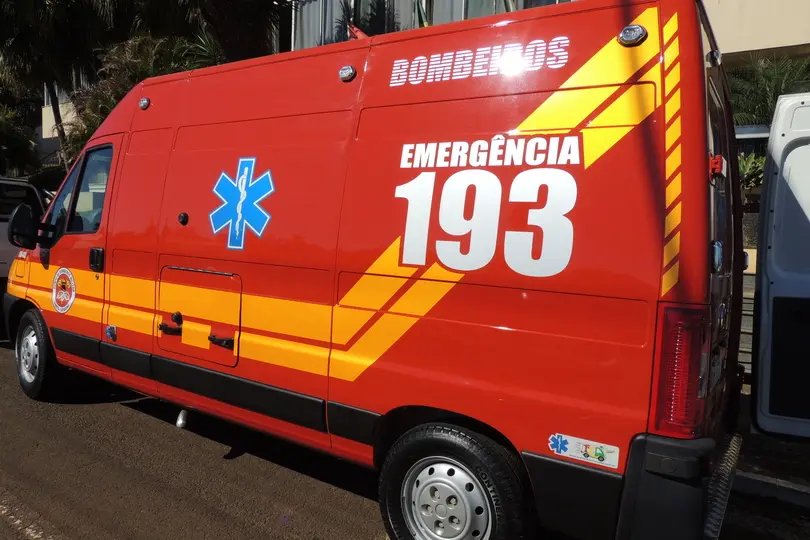 Homem se fere ao cair do poste de energia el&eacute;trica