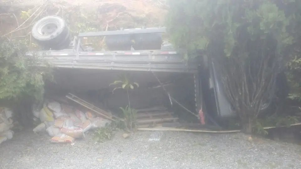 Caminhão cai de cinco metros de altura e para em terreno