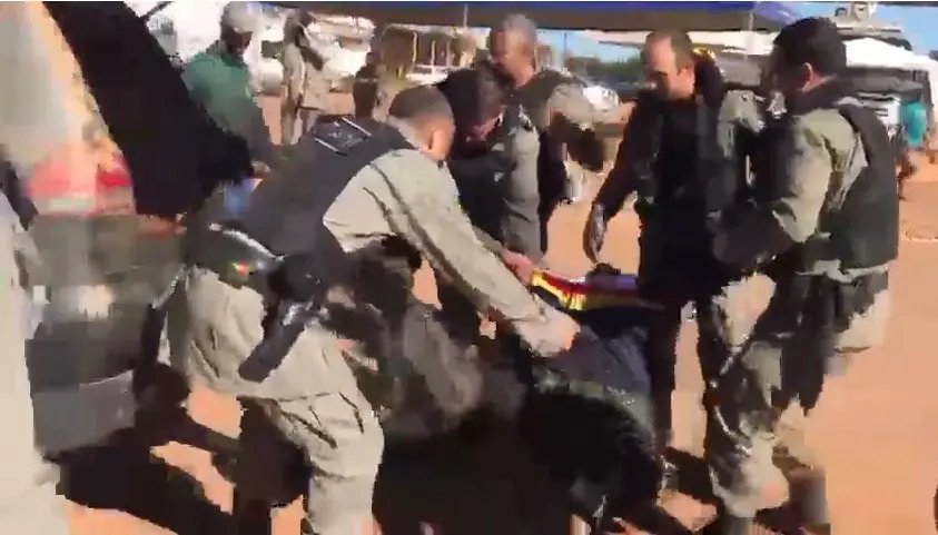 (V&Iacute;DEO) Policiais comemoram captura de L&aacute;zaro Barbosa