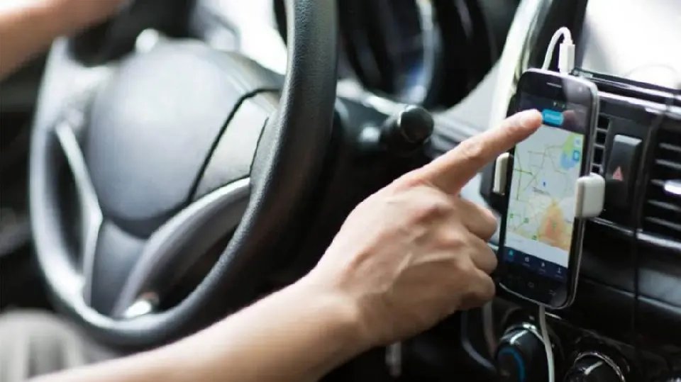 Motorista de aplicativo &eacute; amarrado em &aacute;rvore ap&oacute;s assalto