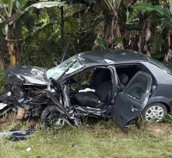 Carros batem de frente e ficam destru&iacute;dos