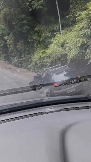 Carro cai literalmente em cratera
