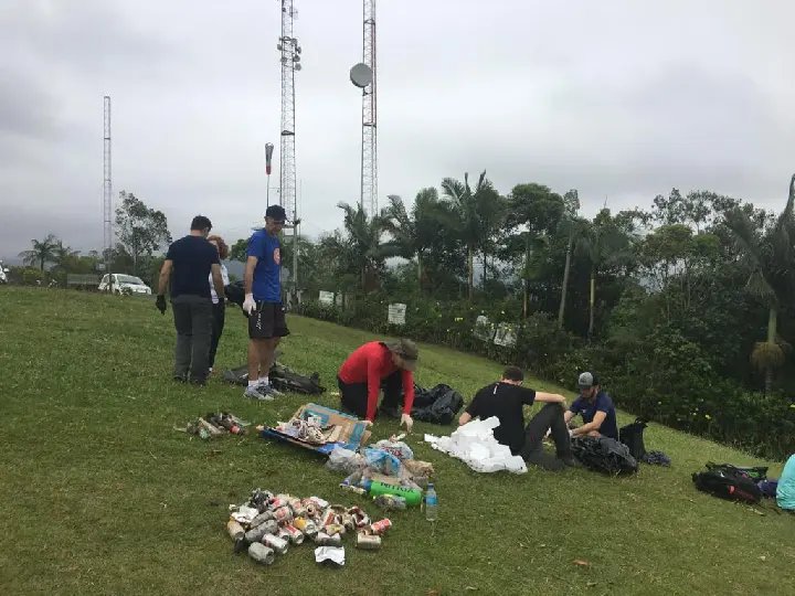 Mutir&atilde;o recolhe grande quantidade de lixo espalhado pelo Morro S&atilde;o Jos&eacute;