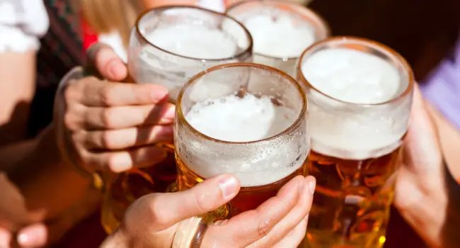 Beber com amigos faz bem à saúde, diz pesquisa