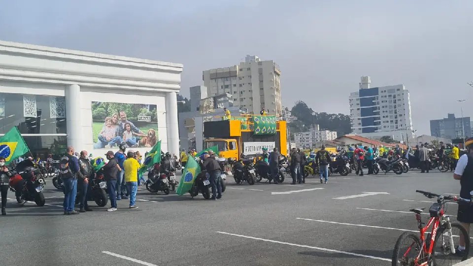 Itaja&iacute; promove &ldquo;motociata&rdquo; de apoio ao presidente e participantes pedem voto impresso