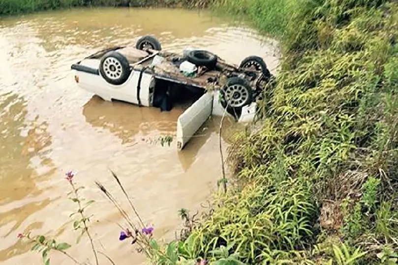 Motorista foi retirado por pessoas que passavam ali na hora