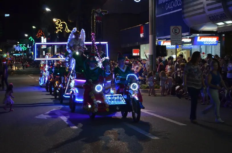 Natal Encanta Brusque invade a avenida Cônsul Carlos Renaux 