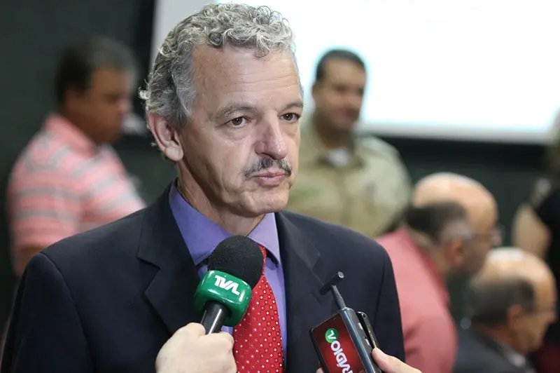 Parlamentares denunciam Colombo por “compra” de votos