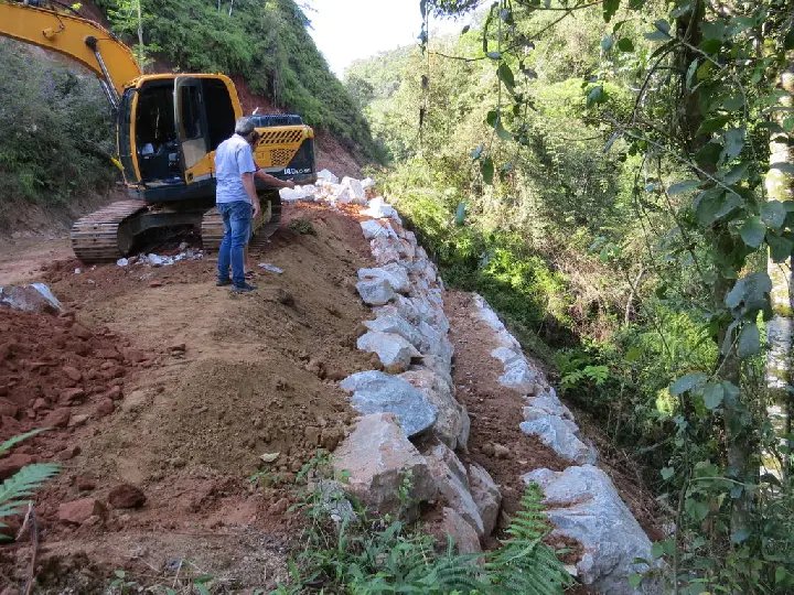 Secretaria de Obras executa proteção das margens da rua Augusto Klapoth