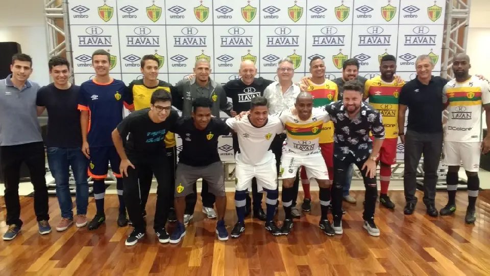 Brusque lança nova coleção de uniformes em parceria com a Umbro
