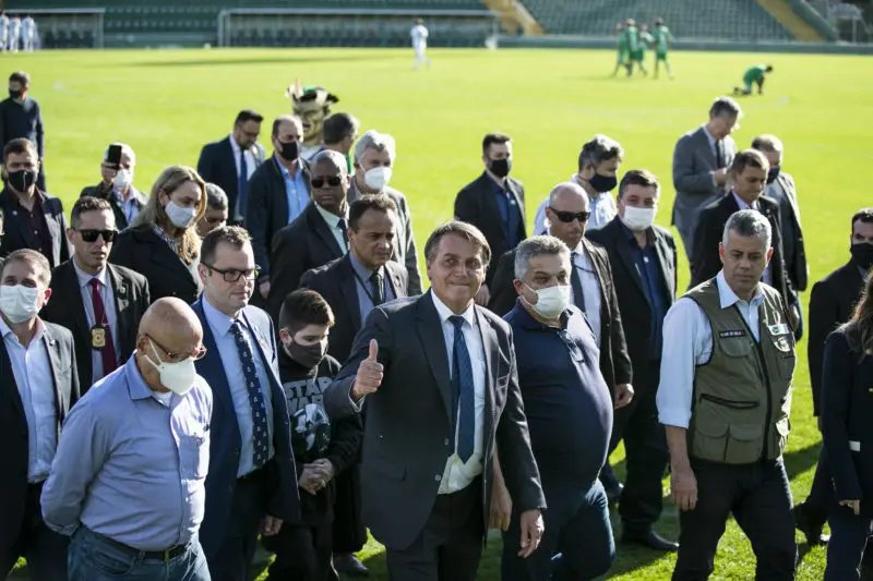 Em Chapec&oacute;, Bolsonaro visita Arena Cond&aacute; e faz gol de p&ecirc;nalti