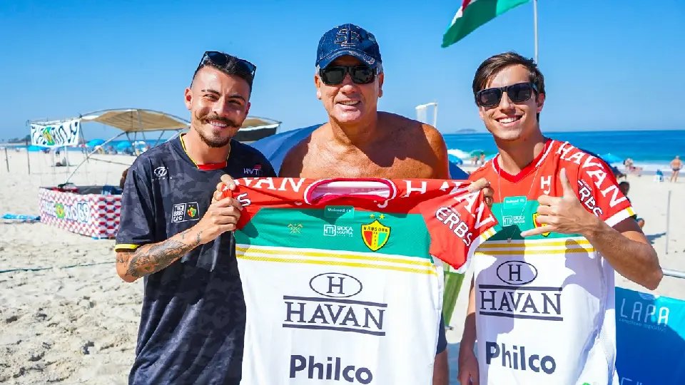 Renato Ga&uacute;cho recebe camisa oficial do Brusque 