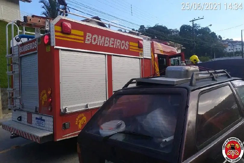 Princ&iacute;pio de inc&ecirc;ndio em ve&iacute;culo