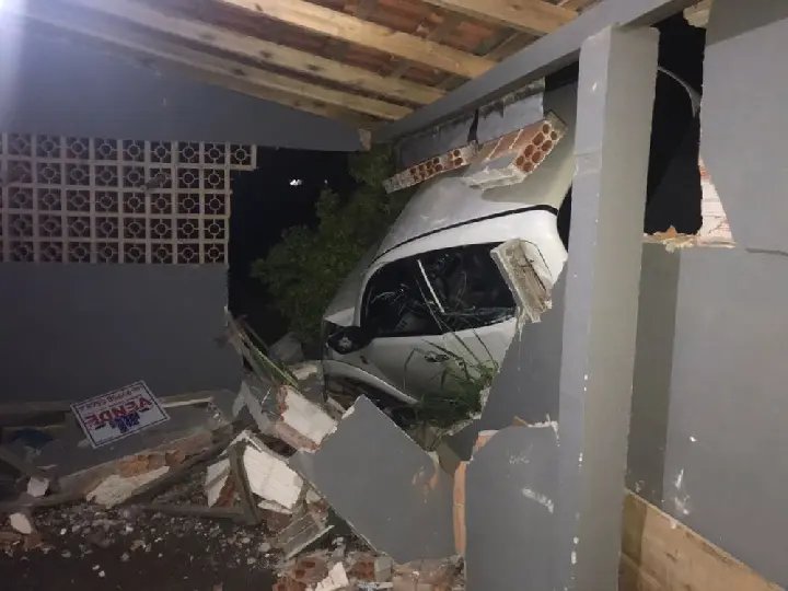Camionete invade imóvel na SC-410