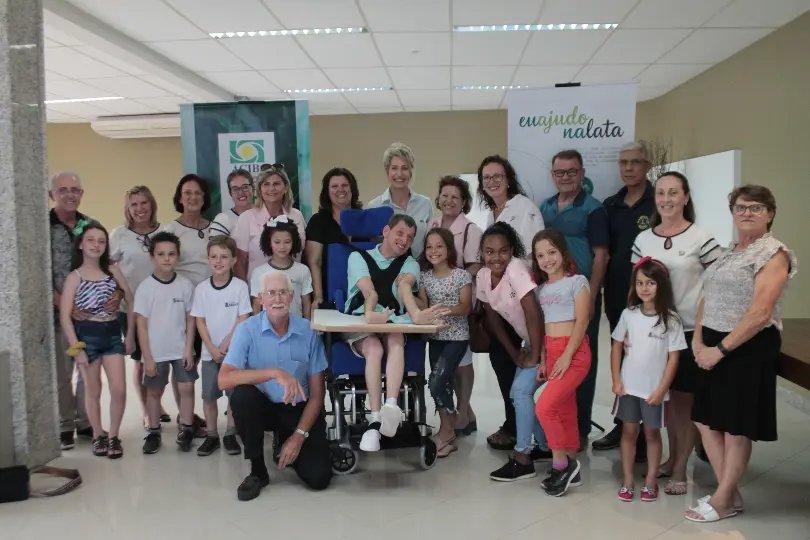 &ldquo;Eu ajudo na lata&rdquo; entrega a 10&ordf; cadeira de rodas