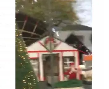 Telhado da Casa do Papai Noel &eacute; arrancado com o vento