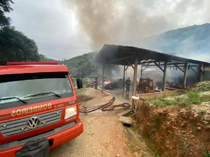 Bombeiros atuam contra inc&ecirc;ndio em  galp&atilde;o de Botuver&aacute; 