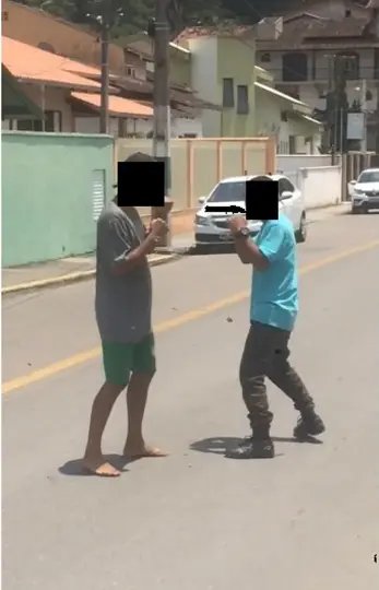 V&Iacute;DEO: adolescentes brigam, com plateia, no meio da rua