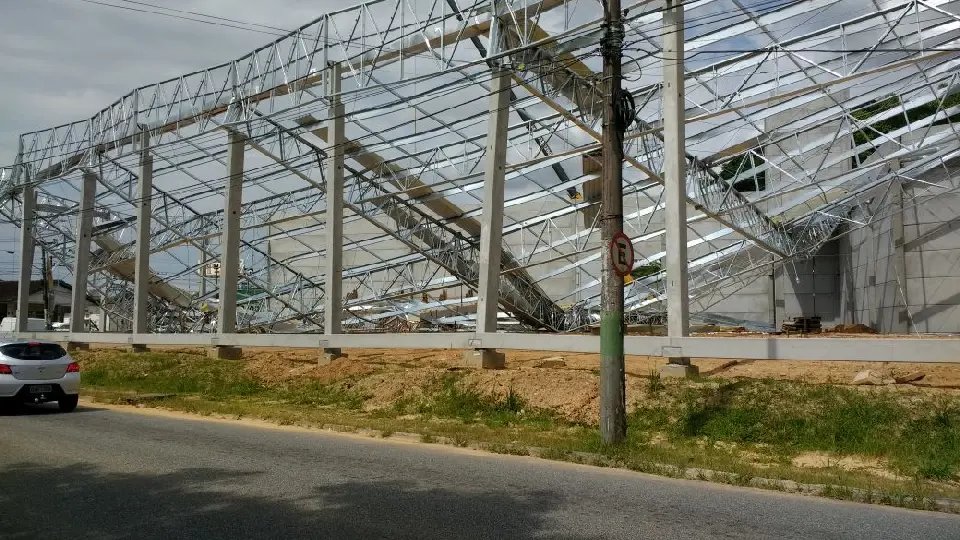 Queda de telhado de galpão deixa sete feridos na Antônio Heil