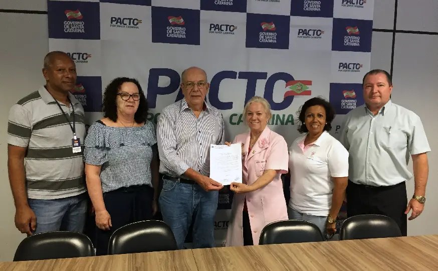 ADR Brusque assina doação definitiva do mamógrafo à Rede Feminina 