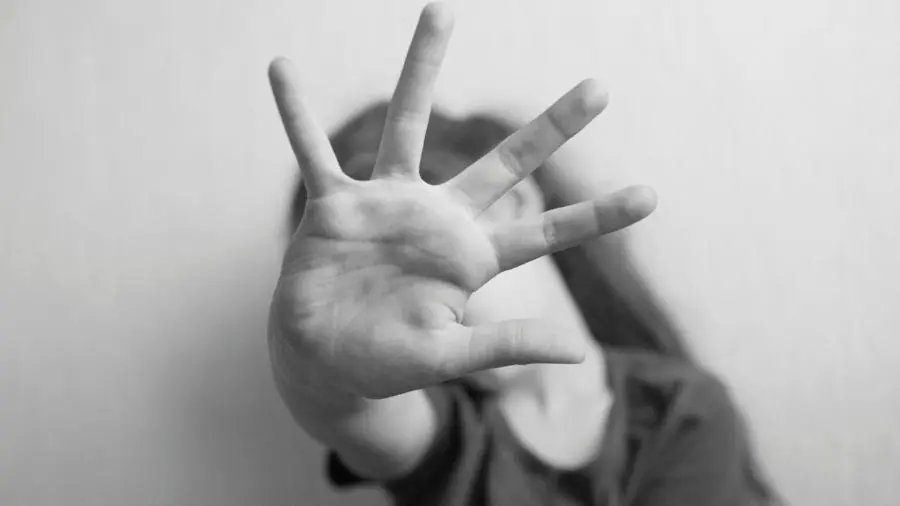 Adolescente &eacute; estuprada pelo pai