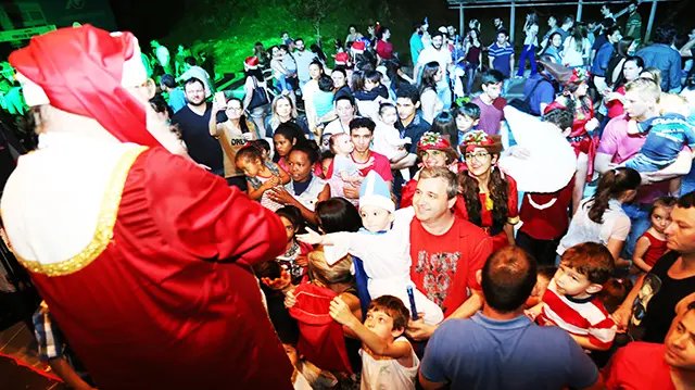População prestigia desfile de Natal em Guabiruba