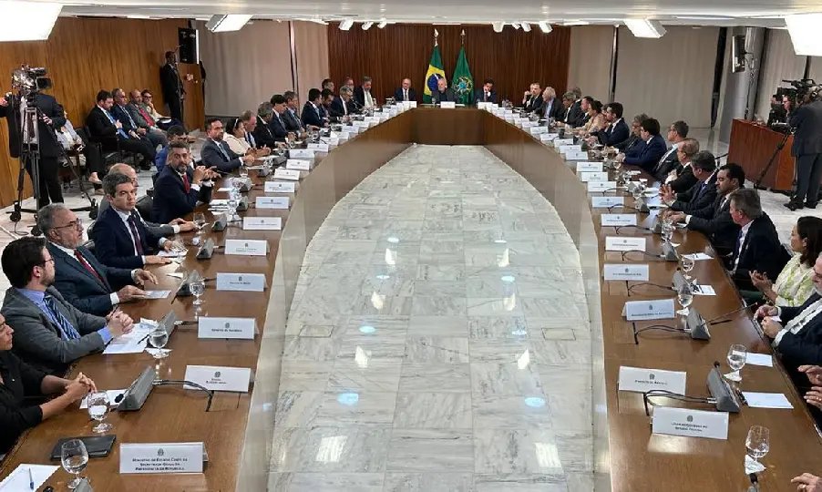 Em reuni&atilde;o com Lula, governadores condenam atos antidemocr&aacute;ticos