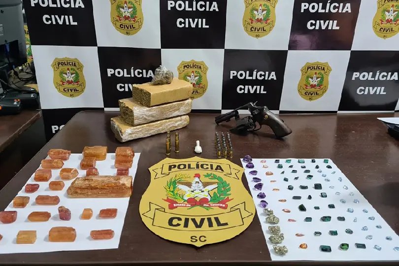 PC faz pris&atilde;o e apreende arma, drogas e pedras preciosas