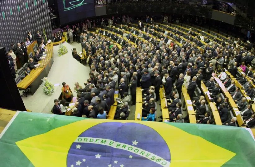 Deputados incluem fim do ponto facultativo