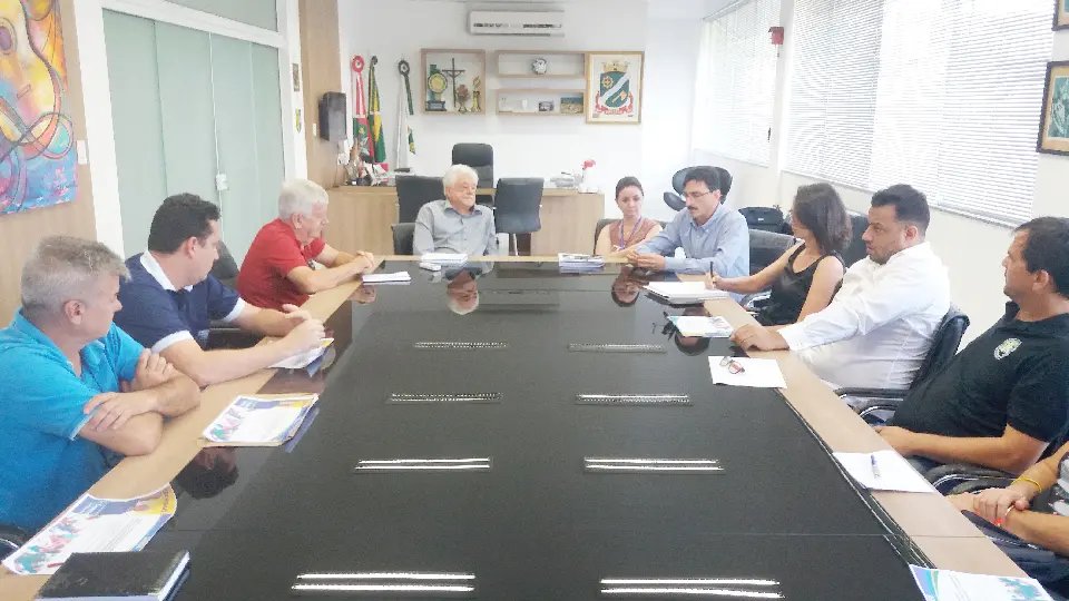 Clima tenso marca reunião de prefeito e secretário com sindicatos