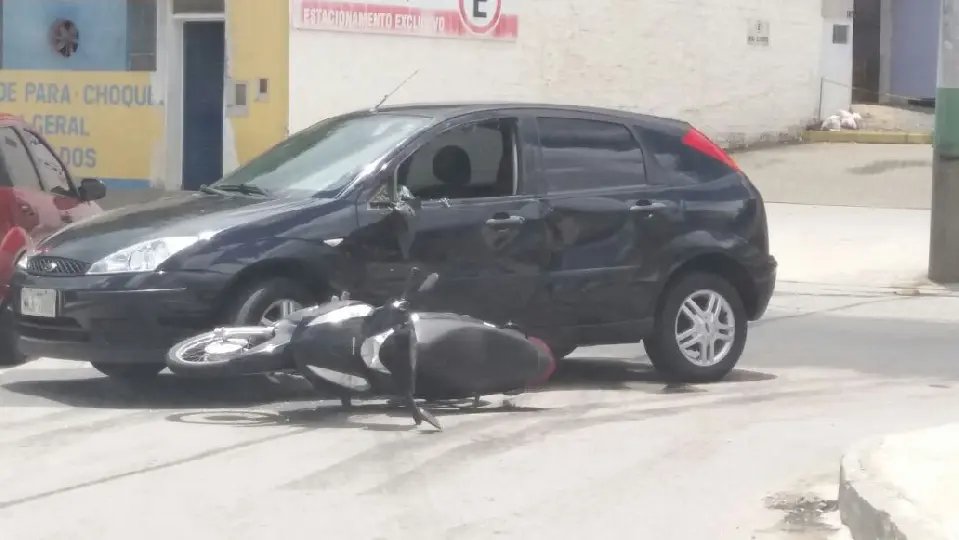 Colisão entre carro e moto deixa dois feridos