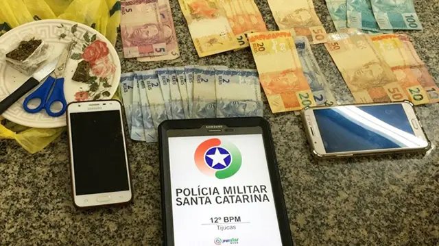 Dois homens s&atilde;o presos por tr&aacute;fico de drogas