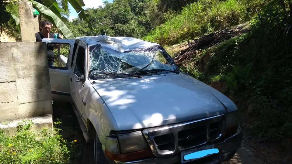 Veiculo capota e deixa condutor ferido