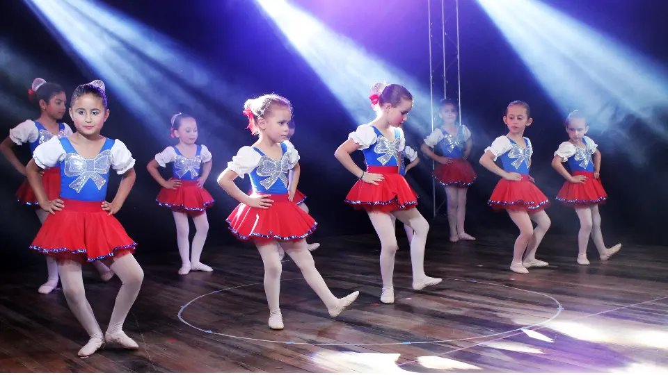 Bailarinas de Guabiruba se apresentam no Ballet