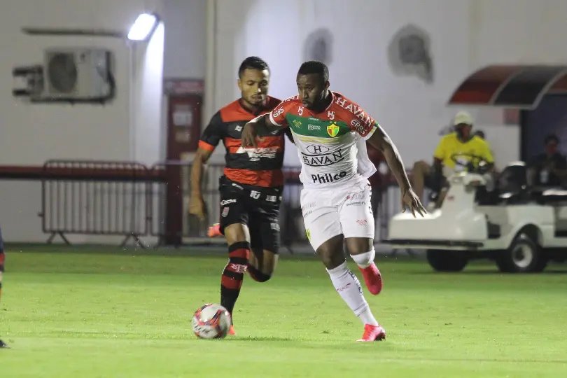 Brusque come&ccedil;a bem, mas leva a virada, em Salvador
