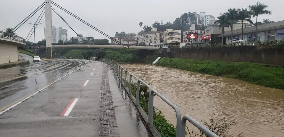 (V&iacute;deo) Veja n&iacute;vel do rio e bairros de Brusque com mais chuva