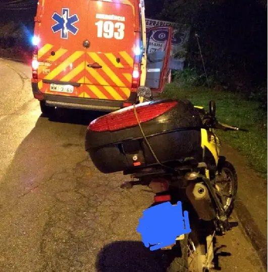 Homem fica ferido ap&oacute;s queda de motocicleta