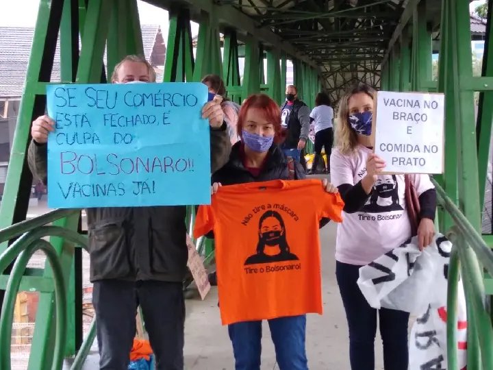 (V&iacute;deo) Mesmo com chuva, manifestantes fazem ato contra o governo federal em Brusque